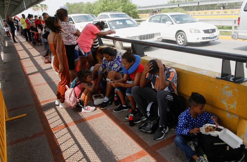 © Reuters. Migrants seeking asylum in the U.S., gather on the Matamoros-Brownsville International Border bridge, in Matamoros, Mexico May 12, 2023. REUTERS/Daniel Becerril