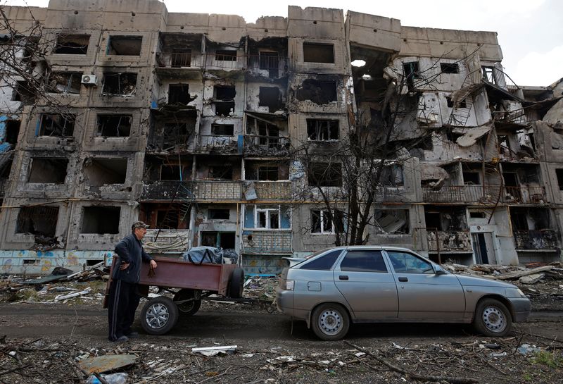 &copy; Reuters. Morador local de pé em frente a prédio residencial fortemente danificado durante o conflito Rússia-Ucrânia, no assentamento de Toshkivka, região de Luhansk, Ucrânia controlada pela Rússia
24/03/2023
REUTERS/Alexander Ermochenko