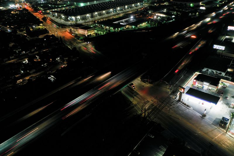 &copy; Reuters. Foto noturna do tráfico de veículos em Carson, Califórnia, EUA
11/03/2022
REUTERS/Bing Guan