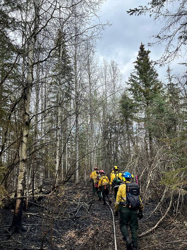 &copy; Reuters. Equipes trabalham em incêndio florestal perto de Fox Creek, Alberta, Canadá.
09/05/2023
Alberta Wildfire/Divulgação via REUTERS   