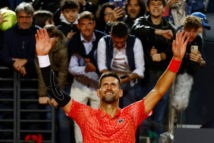 &copy; Reuters. 　５月１２日、テニスのイタリア国際は、ローマで試合を行い、男子シングルス２回戦ではディフェンディングチャンピオンで同大会７回目の優勝を目指すノバク・ジョコビッチがストレー