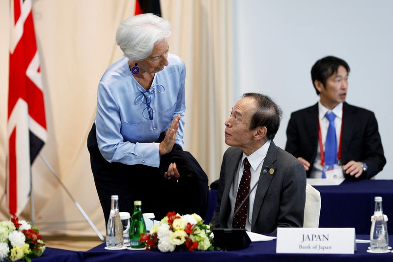 © Reuters. Kazuo Ueda, governor of the Bank of Japan (BOJ), center, and Christine Lagarde, president of the European Central Bank (ECB), prior to the central bank session of the Group of Seven (G-7) finance ministers and central bank governors meeting in Niigata, Japan, on Saturday, May 13, 2023. Kiyoshi Ota/Pool via REUTERS