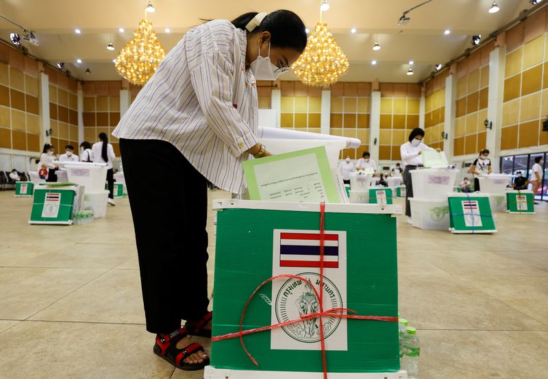 © Reuters. Electoral workers get ready ahead of the upcoming general election, in Bangkok, Thailand, May 13, 2023. REUTERS/Jorge Silva