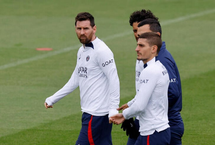 &copy; Reuters. 　サッカーのフランス１部、ＰＳＧに所属するアルゼンチン代表ＦＷリオネル・メッシ（左）が、１３日にホームで行われるアジャクシオとのリーグ戦で先発する。同チームを率いるクリス