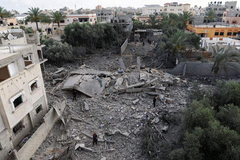 &copy; Reuters. موقع استهدفته غارة جوية إسرائيلية خلال القتال الدائر بين إسرائيل وفصائل غزة في دير البلح وسط القطاع. التقطت الصورة يوم 13 مايو أيار 2023. تصوير:
