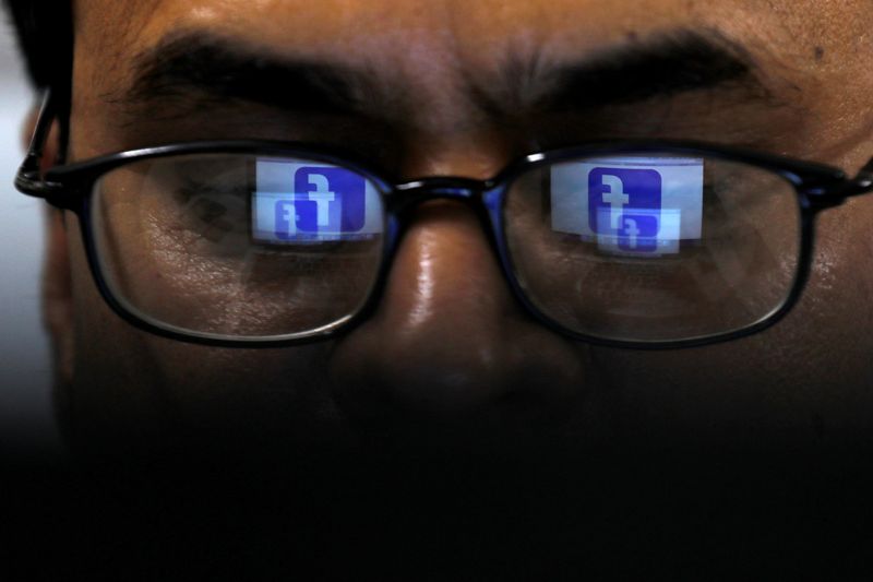 &copy; Reuters. انعكاس شعار فيسبوك على نظارات أحد الأشخاص في صورة توضيحية من أرشيف رويترز