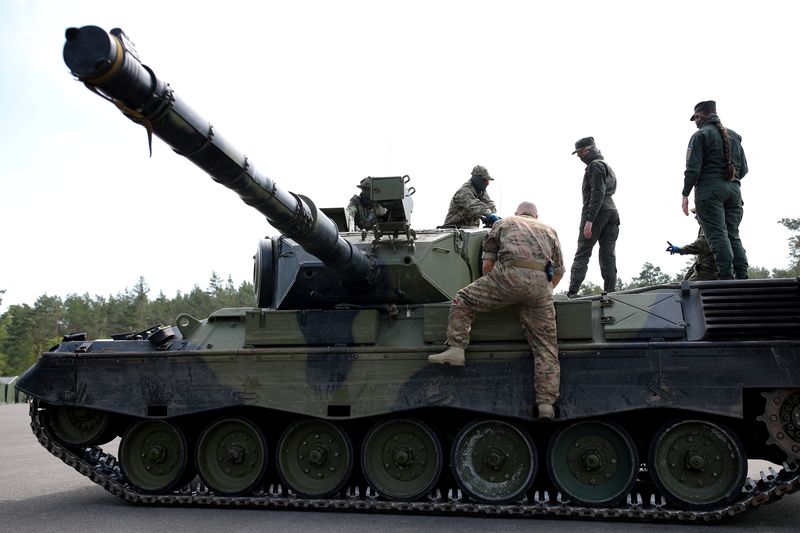 © Reuters. Des soldats sur un char sur un site d'entraînement, où des soldats ukrainiens suivent une formation à la maintenance des chars Leopard 1A5, à Klietz, en Allemagne,. Photo prise le 5 mai 2023/REUTERS/Nadja Wohlleben