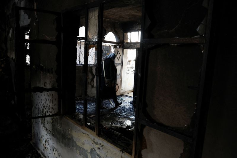 © Reuters. رجل يقف داخل مبنى مدمر في موقع هاجمته غارة إسرائيلية على مخيم بلاطة في الضفة الغربية يوم السبت. تصوير: رنين صوافطة  – رويترز. 