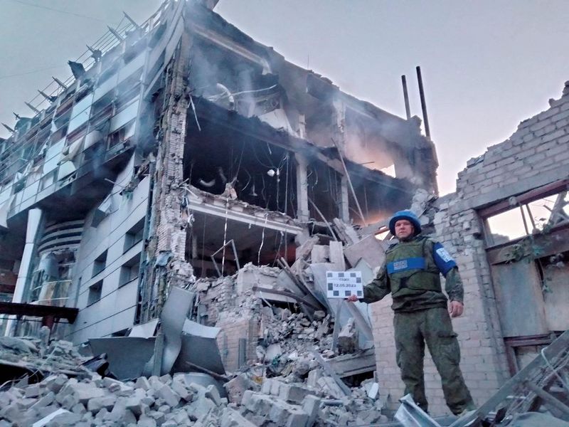 &copy; Reuters. منظر عام لمبنى مدمر جراء ضربة صاروخية أوكرانية مع استمرار القصف الروسي على أوكرانيا في لوجانسك بأوكرانيا يوم الجمعة.  صورة لرويترز. يحظر إعا