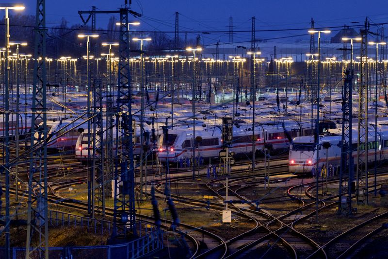 &copy; Reuters. Des trains à grande vitesse ICE dans un dépôt de la compagnie ferroviaire allemande Deutsche Bahn pendant une grève nationale appelée par le syndicat allemand Verdi en raison d'un conflit salarial à Hambourg, Allemagne. /Photo prise le 27 mars 2023/