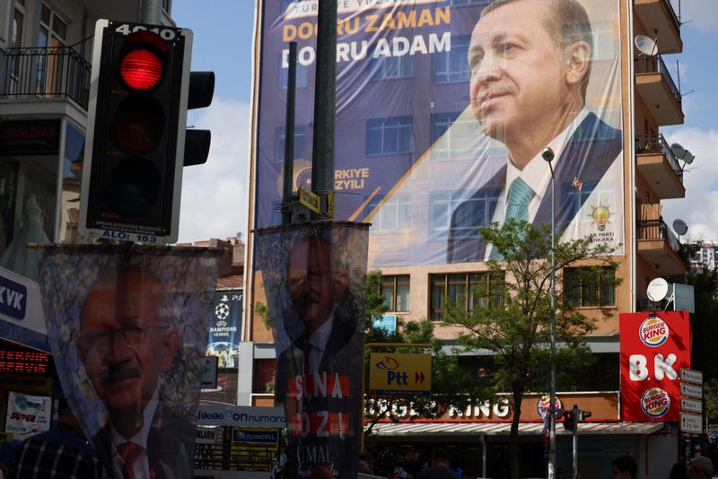 &copy; Reuters. Des bannières du président turc Tayyip Erdogan et de Kemal Kilicdaroglu, candidat à la présidence de la principale coalition de l'opposition turque, à Ankara, Turquie. /Photo prise le 13 mai 2023/REUTERS/Cagla Gurdogan