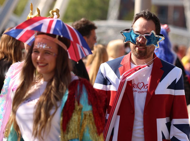 &copy; Reuters. اثنان من جماهير ليفربول يصلان إلى خارج ساحة البروفة النهائية يوم السبت استعدادا للنهائي الكبير لمسابقة الأغنية الأوروبية (يوروفيجن) 2023 . تص