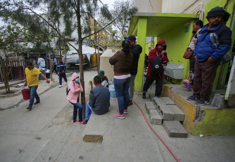 © Reuters. Migrants from different countries who applied for an asylum appointment in the United States, using the CBP ONE application, wait to be notified by US Immigration officials, at Agape Mision Mundial INC shelter, on the US border, in Tijuana, Mexico May 12, 2023. REUTERS/Jorge Duenes