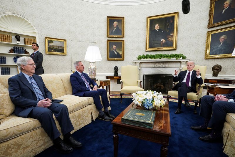 &copy; Reuters. FOTO DE ARCHIVO: El presidente de Estados Unidos, Joe Biden, habla mientras mantiene conversaciones sobre el límite de deuda con el líder de la minoría del Senado, el republicano Mitch McConnell; el presidente de la Cámara de Representantes, el republ