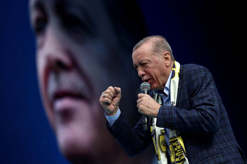 &copy; Reuters. الرئيس التركي رجب طيب أردوغان يخاطب مؤيديه خلال تجمع حاشد في أنقرة يوم 30 أبريل نيسان 2023. تصوير: كاجلا جوردوغان - رويترز.
