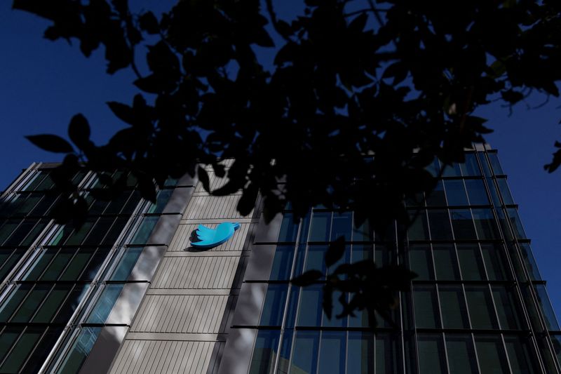&copy; Reuters. FOTO DE ARCHIVO: Una vista del logo de Twitter en su sede corporativa en San Francisco, California
