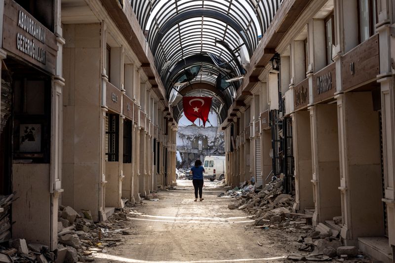 &copy; Reuters. أمرأة تسير في بازار بمدينة أنطاكية التاريخية في تركيا وهي واحدة من أكثر المدن المتضررة بفعل زلزال تسبب في مقتل أكثر من 50 ألف شخص وشرد الملاي