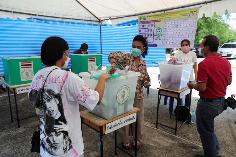 &copy; Reuters. ناخبون يدلون بأصواتهم في الانتخابات التايلاندية بمركز اقتراع في بانكوك يوم الأحد في صورة لرويترز.