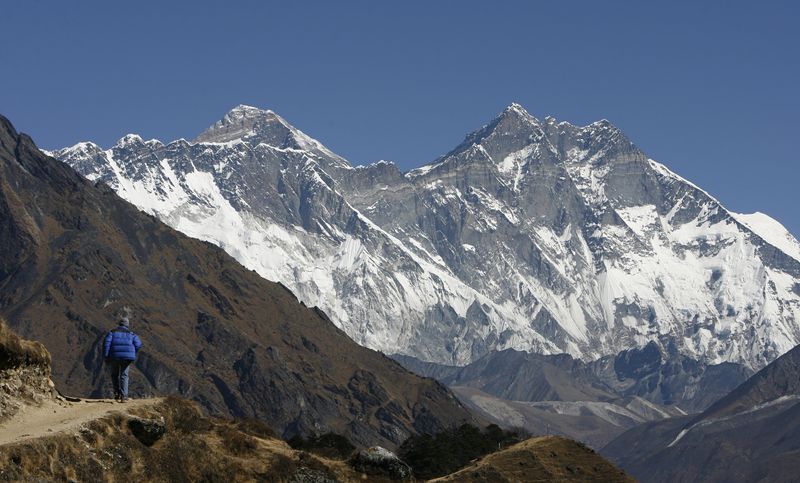 &copy; Reuters. سائح ينظر إلى مشهد لجبل إيفرست من تلال سيانجبوك في نيبال بصورة من أرشيف رويترز.