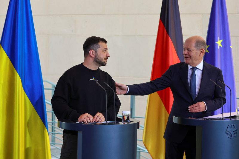 &copy; Reuters. المستشار الألماني أولاف شولتز والرئيس الأوكراني فلوديمير زيلينسكي يتحدثان إلى وسائل الإعلام بعد محادثات مغلقة في برلين يوم الأحد. تصوير: ف