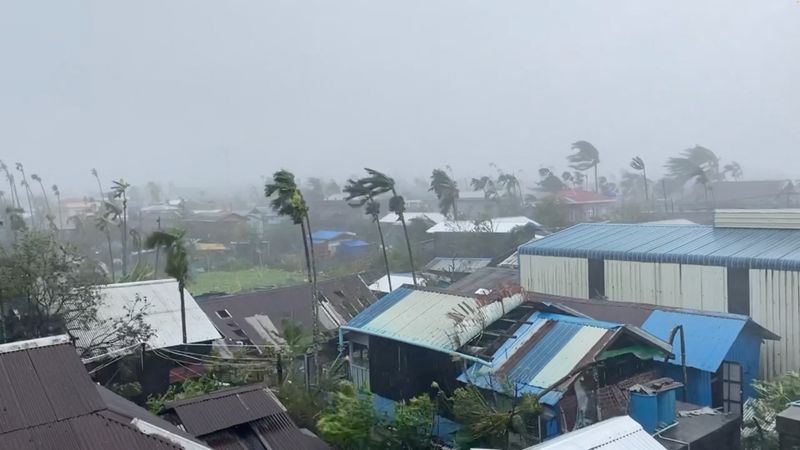 &copy; Reuters. Fuertes vientos y lluvias torrenciales se ven mientras el ciclón Mocha se acerca, en Sittwe, Rakaín, Myanmar. 14 de mayo, 2023 Captura de pantalla tomada de un video. Obtenido por Reuters/Handout via REUTERS ESTA IMAGEN HA SIDO SUMINISTRADA POR TERCEROS