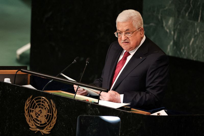 © Reuters. الرئيس الفلسطيني محمود عباس يتحدث خلال جلسة للأمم المتحدة في مقرها بنيويورك يوم 23 سبتمبر أيلول 2022. تصوير: كيتلين اوكس - رويترز.