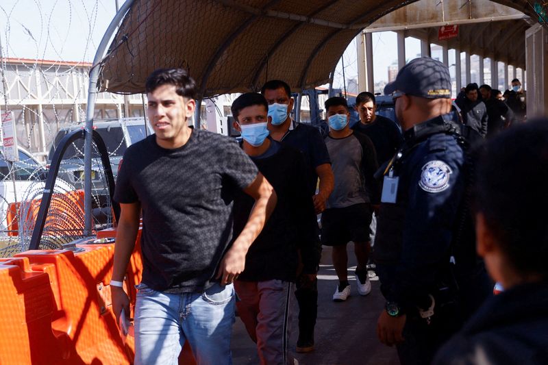 &copy; Reuters. FILE PHOTO: Migrants are returned from the United States to Mexico at the Paso Del Norte international bridge between Mexico and the United States, after the lifting of COVID-19 era Title 42 restrictions that have blocked migrants at the border from seeki