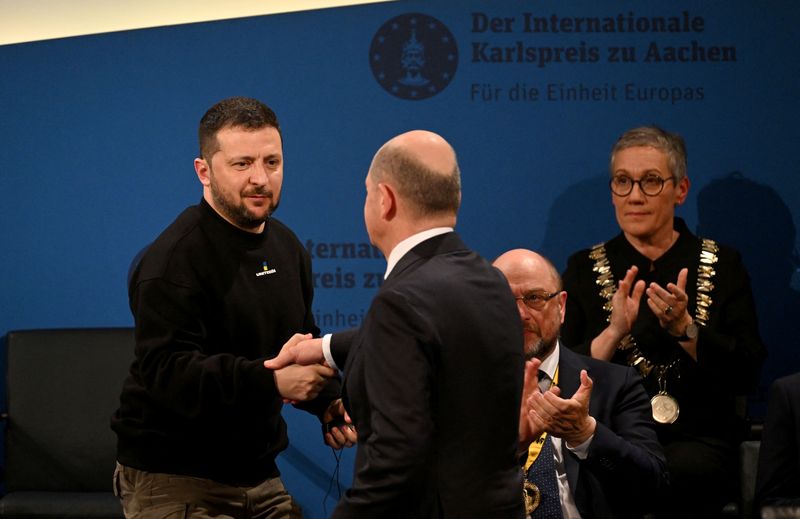 &copy; Reuters. المستشار الألماني أولاف شولتس يصافح الرئيس الأوكراني فولوديمير زيلينسكي خلال منح جائزة شارلمان للشعب الأوكراني في مدينة آخن بألمانيا يوم 