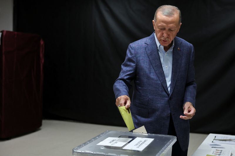 &copy; Reuters. الرئيس التركي رجب طيب أردوغان يدلي بصوته في مركز اقتراع خلال الانتخابات التركية بإسطنبول يوم الأحد. صورة لرويترز من ممثل لوكالات الأنباء. 