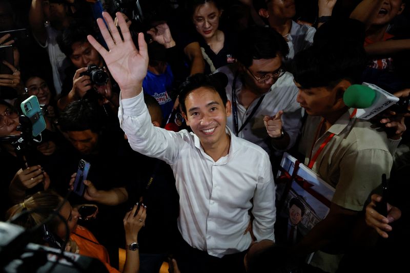© Reuters. Move Forward Party leader and prime ministerial candidate, Pita Limjaroenrat, waves to the crowd during the general election in Bangkok, Thailand, May 14, 2023. REUTERS/Jorge Silva
