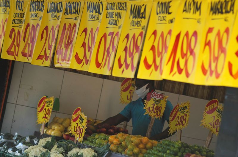 &copy; Reuters. ブラジル地理統計院が１２日発表した４月の消費者物価指数（ＣＰＩ）は前年同月比４．１８％と、前月の４．６５％から鈍化し、２０２０年１０月以来の低い伸びとなった。写真はリオデ