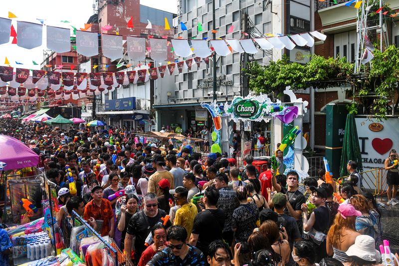 © Reuters. FILE PHOTO: Locals and tourists play with water as they celebrate the Songkran holiday which marks the Thai New Year in Bangkok, Thailand, April 13, 2023. REUTERS/Chalinee Thirasupa/File Photo