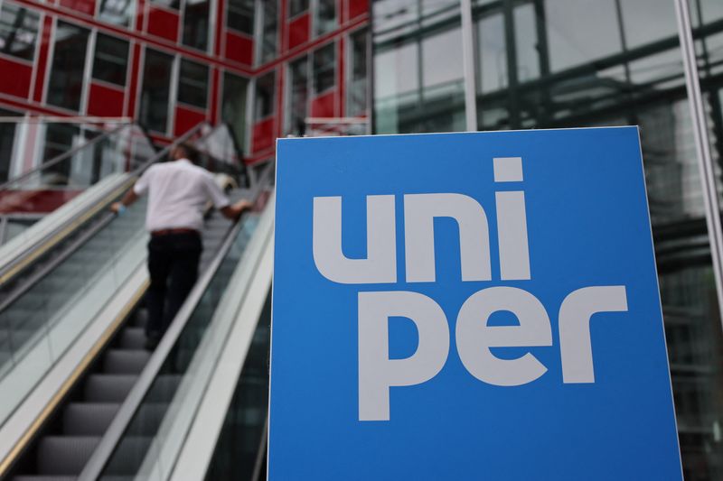 &copy; Reuters. A person stands at escalators near the Uniper logo at the utility's firm headquarters in Duesseldorf, Germany, July 8, 2022. REUTERS/Wolfgang Rattay/File Photo