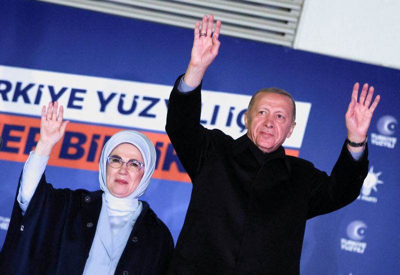 © Reuters. Turkish President Tayyip Erdogan, accompanied by his wife Ermine Erdogan, greets supporters at the AK Party headquarters in Ankara, Turkey May 15, 2023. REUTERS/Umit Bektas    