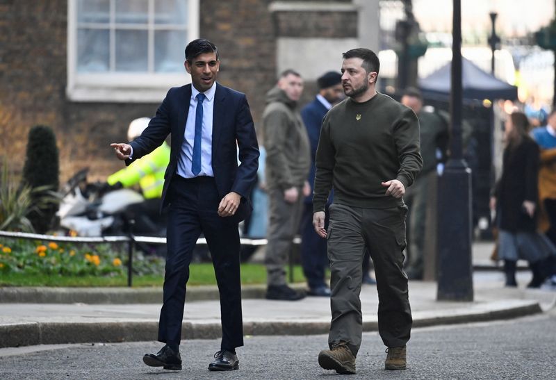 &copy; Reuters. FILE PHOTO: Ukraine's President Volodymyr Zelenskiy and British Prime Minister Rishi Sunak walk outside Number 10 Downing Street in London, Britain, February 8, 2023. REUTERS/Toby Melville