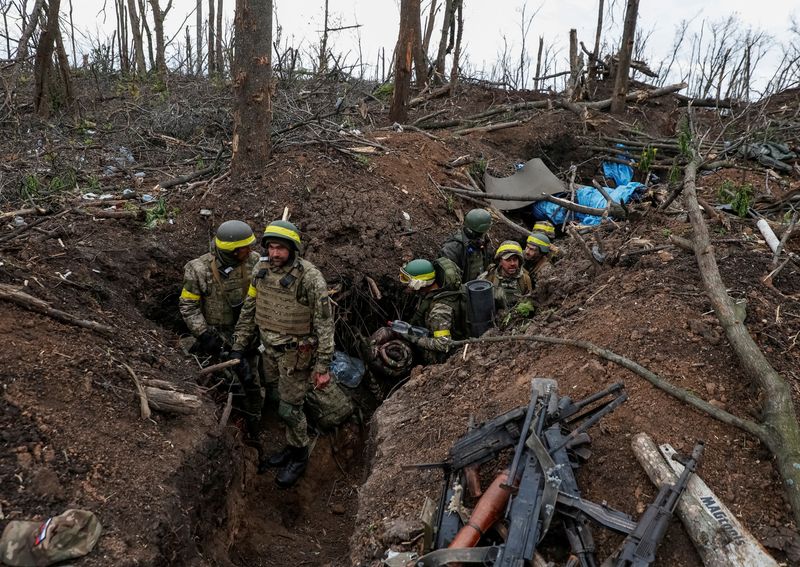 &copy; Reuters. جنود أوكرانيون بالقرب من مدينة باخموت الواقعة على خط المواجهة في منطقة دونيتسك بأوكرانيا يوم 11 مايو أيار 2023. صورة لرويترز من راديو أوروبا ال