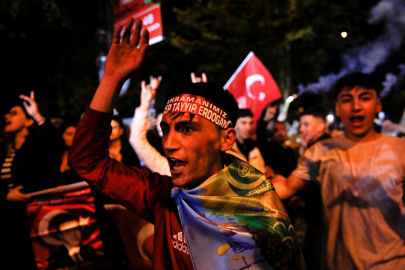 &copy; Reuters. Sostenitori del presidente turco Tayyip Erdogan e del partito Ak(Akp) si riuniscono nella notte delle elezioni a Istanbul, Turchia, 15 maggio 2023. REUTERS/Dilara Senkaya