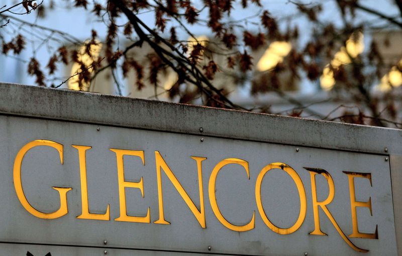 &copy; Reuters. FILE PHOTO: The logo of commodities trader Glencore is pictured in front of the company's headquarters in Baar, Switzerland, November 20, 2012.   REUTERS/Arnd Wiegmann