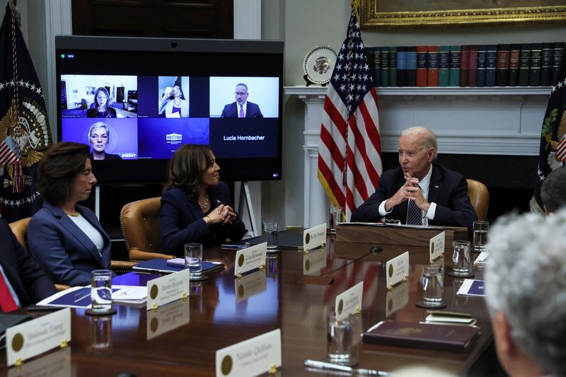 &copy; Reuters.  U.S. President Joe Biden is flanked by Vice President Kamala Harris as he speaks with members of his "Investing in America Cabinet" in the Roosevelt Room at the White House in Washington, U.S., May 5, 2023. REUTERS/Leah Millis