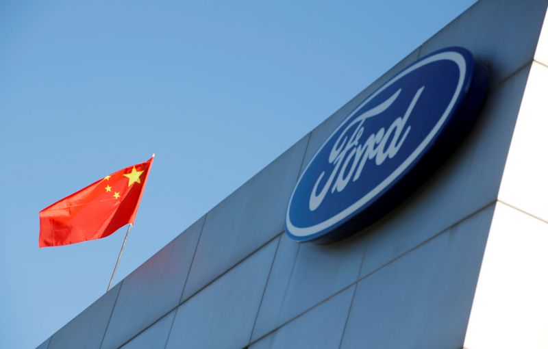 &copy; Reuters. The Chinese national flag flies on the roof of a Ford car dealership in Beijing, China October 11, 2018. REUTERS/Thomas Peter