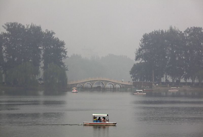 &copy; Reuters. Les visiteurs au parc Yuyuantan à Pékin. /Photo prise le 9 août 2010 à Pékin, en Chine/REUTERS/David Gray