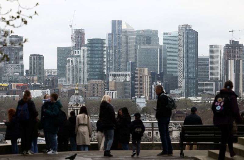 &copy; Reuters. FOTO DE ARCHIVO: La gente mira desde el parque de Greenwich, con el distrito financiero de Canary Wharf en la distancia, en Londres, Reino Unido, 6 de abril de 2023. REUTERS/Henry Nicholls