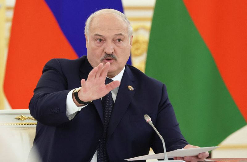&copy; Reuters. Il presidente bielorusso Alexander Lukashenko partecipa a una riunione a Mosca, Russia, 6 aprile 2023. Sputnik/Mikhail Klimentyev/Kremlin via REUTERS