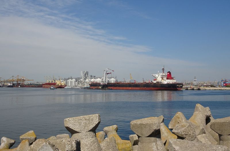 &copy; Reuters. Terminal de cereais no Porto de Constanta, Romênia, no Mar Negro. REUTERS/Olimpiu Gheorghiu