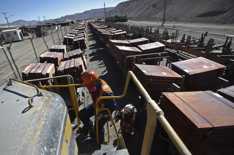 &copy; Reuters. FOTO DE ARCHIVO: Operarios suben a un tren cargado con cátodos de cobre mientras salen de la mina y fundición de Chuquicamata hacia un puerto en el norte de Chile. 1 de abril, 2011. REUTERS/Ivan Alvarado
