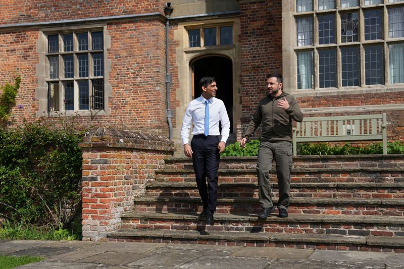 © Reuters. AYLESBURY, ENGLAND - MAY 15: Britain's Prime Minister, Rishi Sunak chats with Ukraine's President, Volodymyr Zelenskiy, as they walk in the garden at Chequers on May 15, 2023 in Aylesbury, England. In recent days, Mr Zelensky has travelled to meet Western leaders seeking support for Ukraine in the war against Russia. Carl Court/Pool via REUTERS