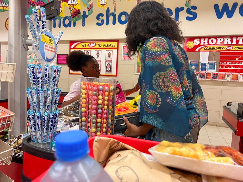 &copy; Reuters. FILE PHOTO: A customer checks out at the cash register in a mall in Abuja, Nigeria, September 15, 2022. REUTERS/Afolabi Sotunde