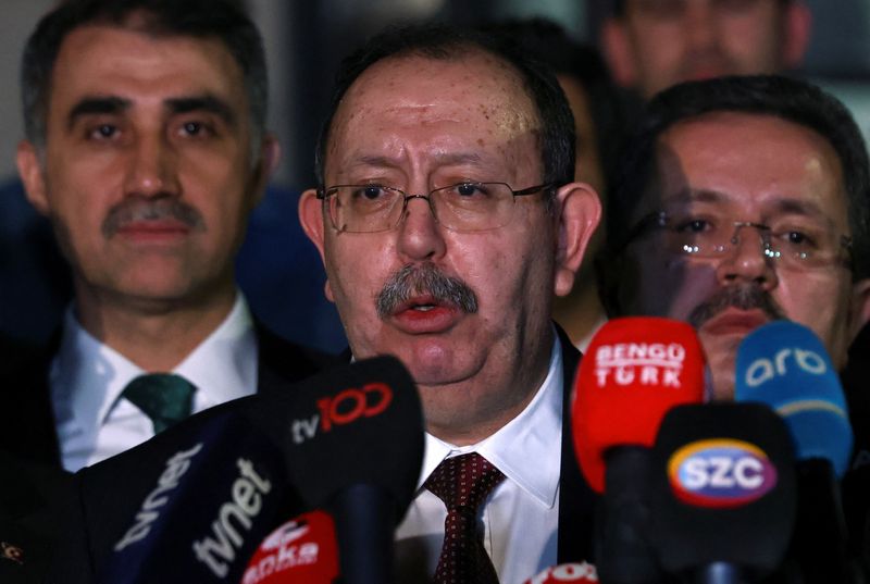 © Reuters. رئيس اللجنة العليا للانتخابات في تركيا أحمد ينر خلال مؤتمر صحفي يوم الاثنين . تصوير : تشالا جوردوغان - رويترز .   