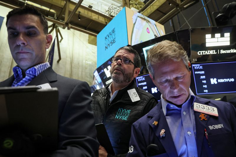 &copy; Reuters. Operadores trabalhan na Bolsa de Nova York
04/05/2023
REUTERS/Brendan McDermid