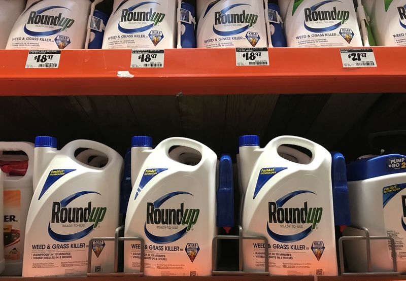 &copy; Reuters. Monsanto Co's Roundup is shown for sale in Encinitas, California, U.S., June 26, 2017.  REUTERS/Mike Blake/File Photo